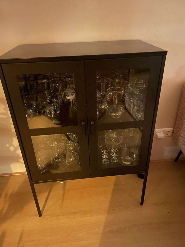 Zwart stalen kastje, Huis en Inrichting, Kasten | Vitrinekasten, Ophalen, 100 tot 150 cm, 50 tot 100 cm, Glas
