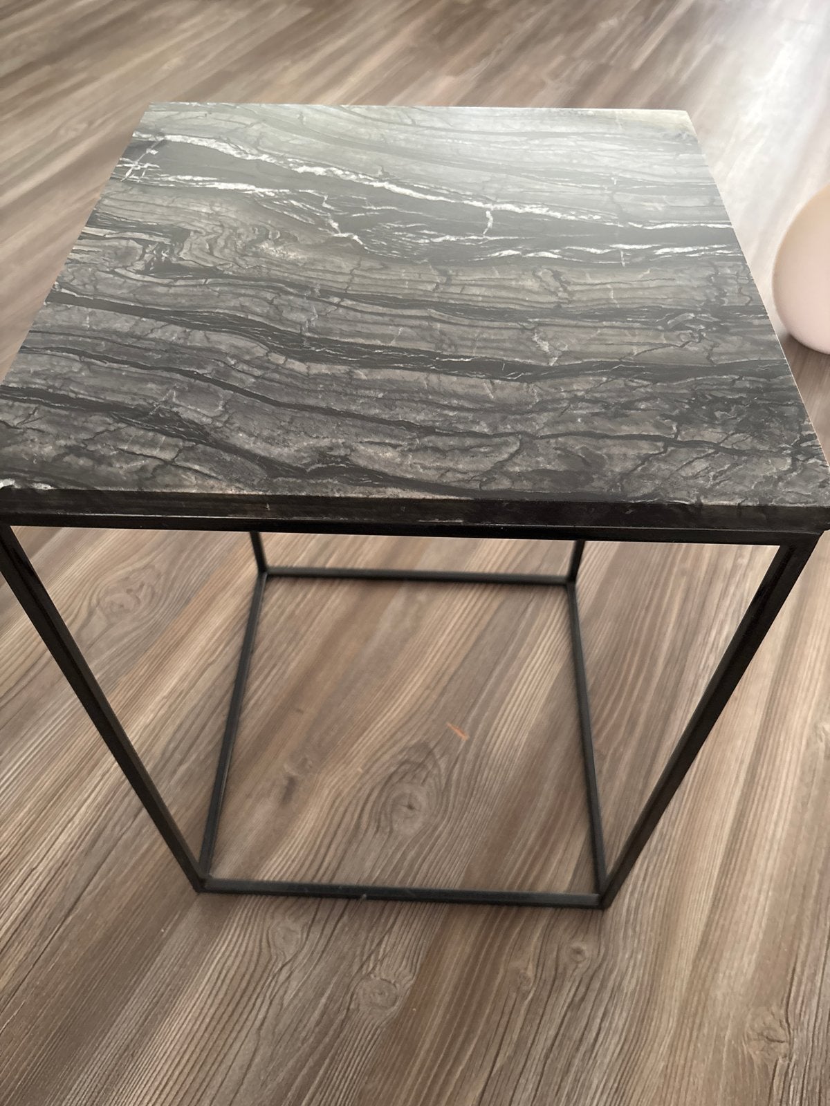Zo goed als nieuwe marmeren bijzettafel, Overige materialen, Minder dan 55 cm, Vierkant, Zo goed als nieuw