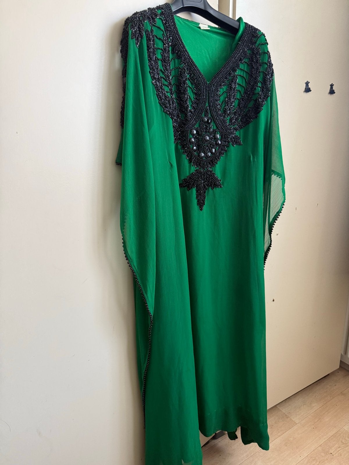 Prachtige Groene Kaftan met Zwarte Kralen, Kleding | Dames, Maat 42/44 (L), Ophalen of Verzenden, Zo goed als nieuw, Onder de knie