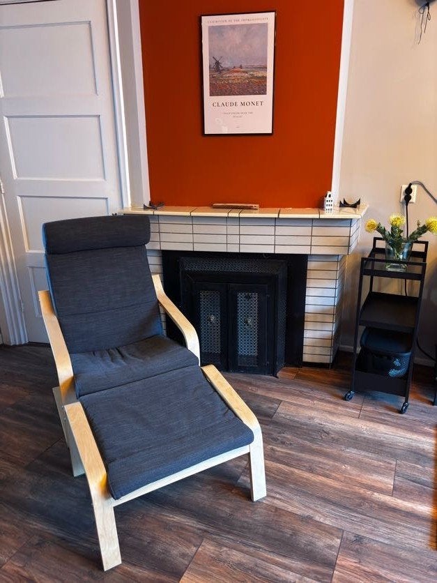 Zo goed als nieuwe IKEA Poäng fauteuil met voetenbank, Ophalen, Modern, Scandinavisch, 75 tot 100 cm, Zo goed als nieuw