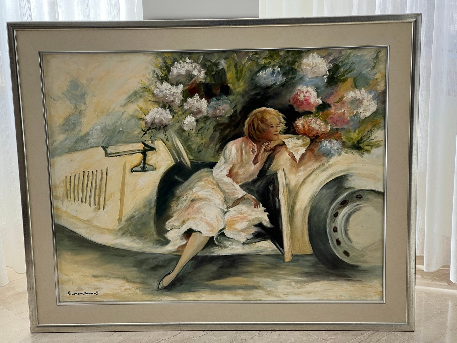 Schilderij: Vrouw in klassieke auto met bloemen (105x85cm), Doek, Portret of Personen, Realistisch, Ophalen of Verzenden