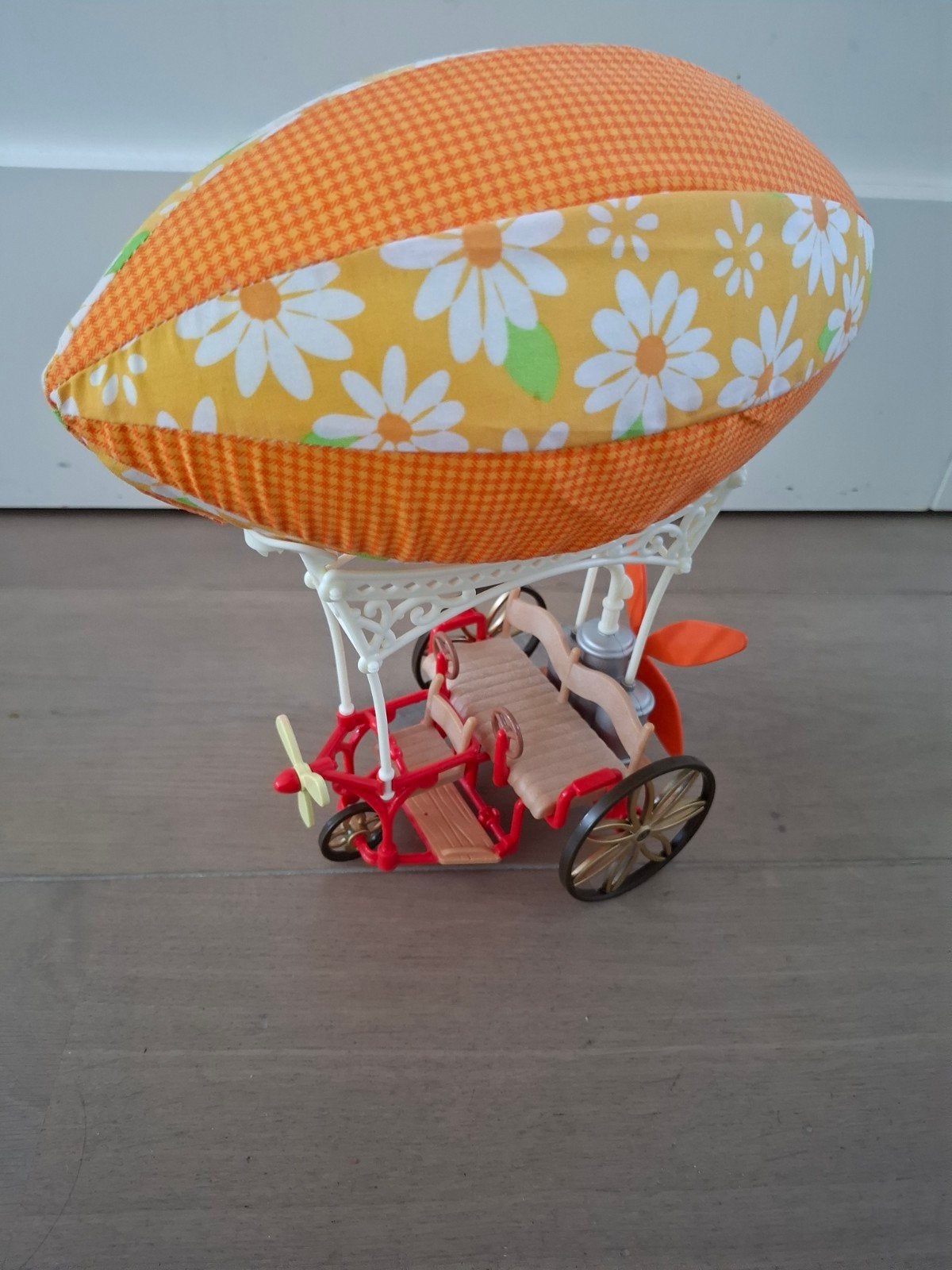 Leuke speelgoed zeppelin met kapottewielen, Ophalen, Groter dan 1:32, Auto, Overige merken