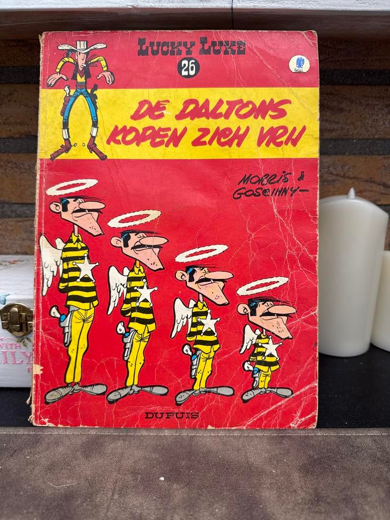 Lucky Luke 26: De Daltons Kopen Zich Vrij - Morris & Goscinn, Boeken, Eén stripboek, Ophalen of Verzenden, Gelezen