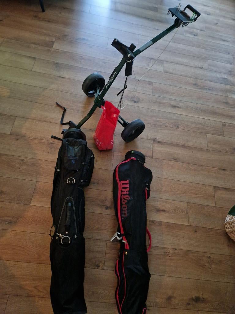 Twee sets golfclubs met ballen en inklapbare trolley, Ophalen, Gebruikt, Set, Overige merken