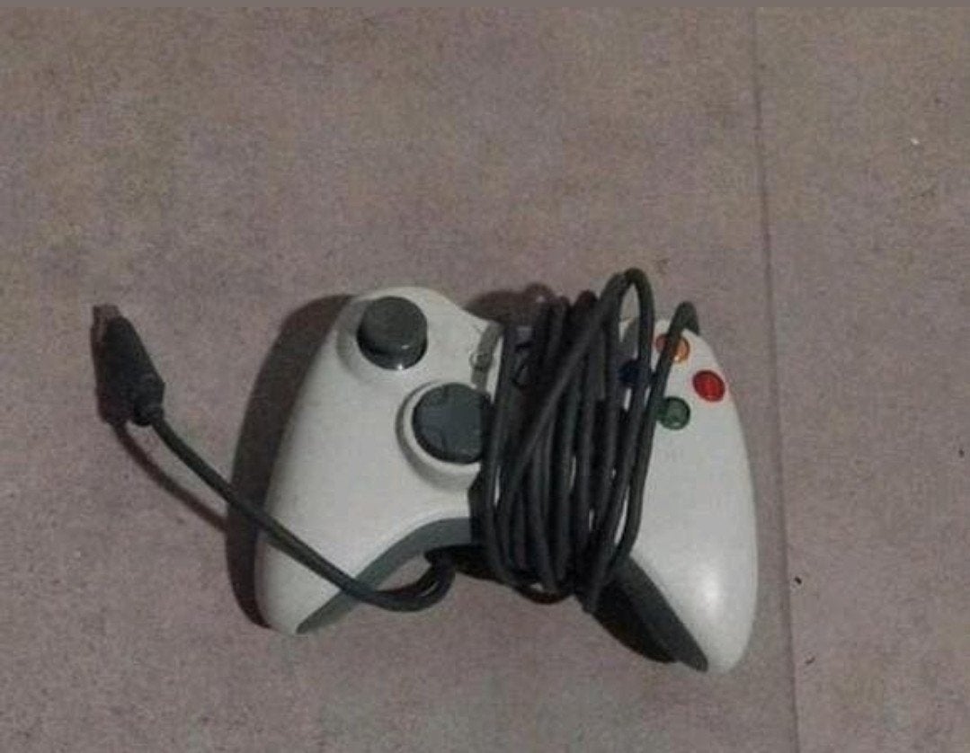 Xbox 360 controller met kabel bedraad voor €20, Overige genres, 1 speler, Ophalen of Verzenden, Zo goed als nieuw