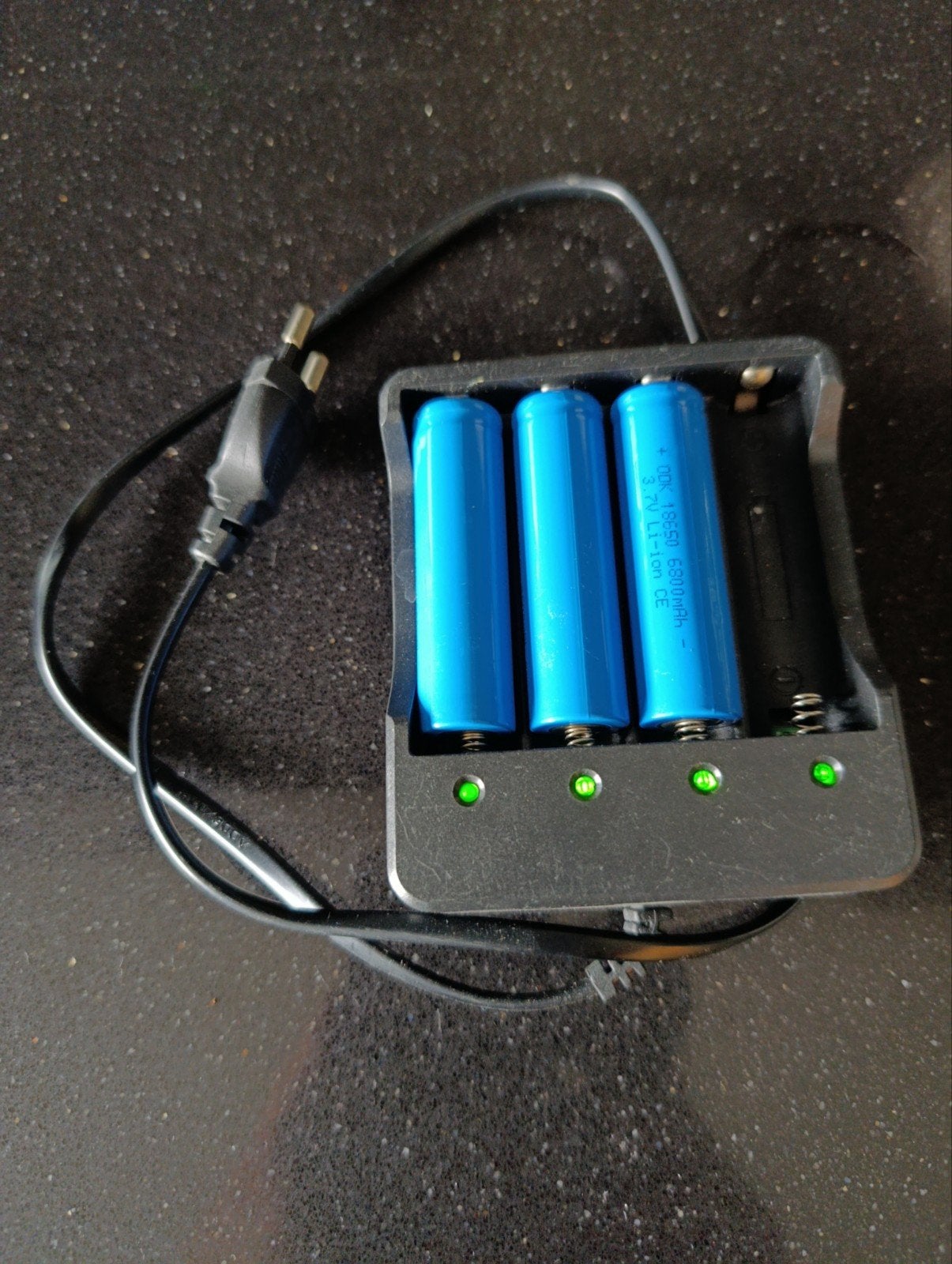 3x 18650 Li-ion 1200mAh 3.7V oplaadbare batterijen met lader, Ophalen of Verzenden, Gebruikt, Oplaadbaar
