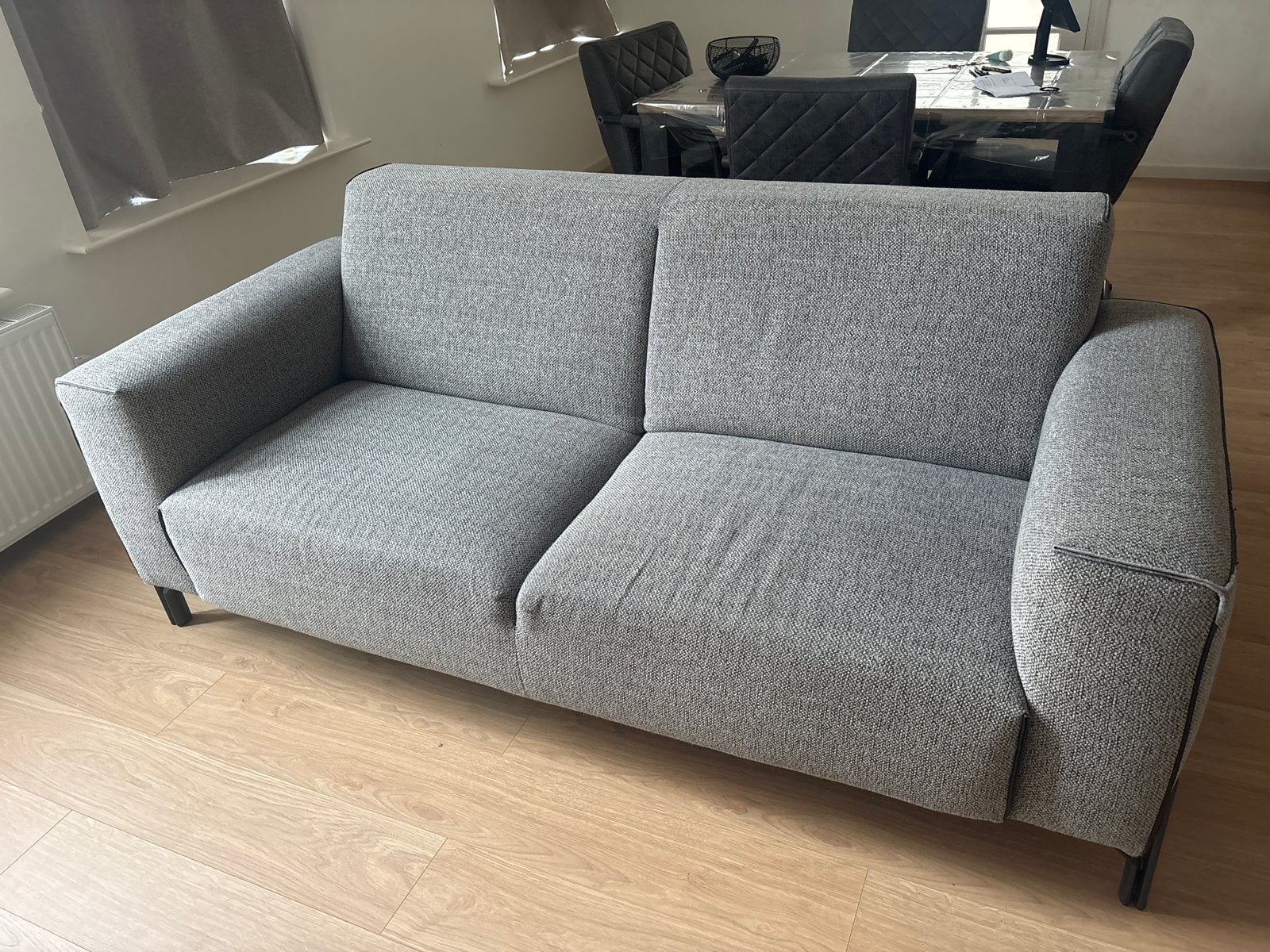 Comfortabele grijze driepersoonsbank, Ophalen, Tweepersoons, 75 tot 100 cm, Zo goed als nieuw