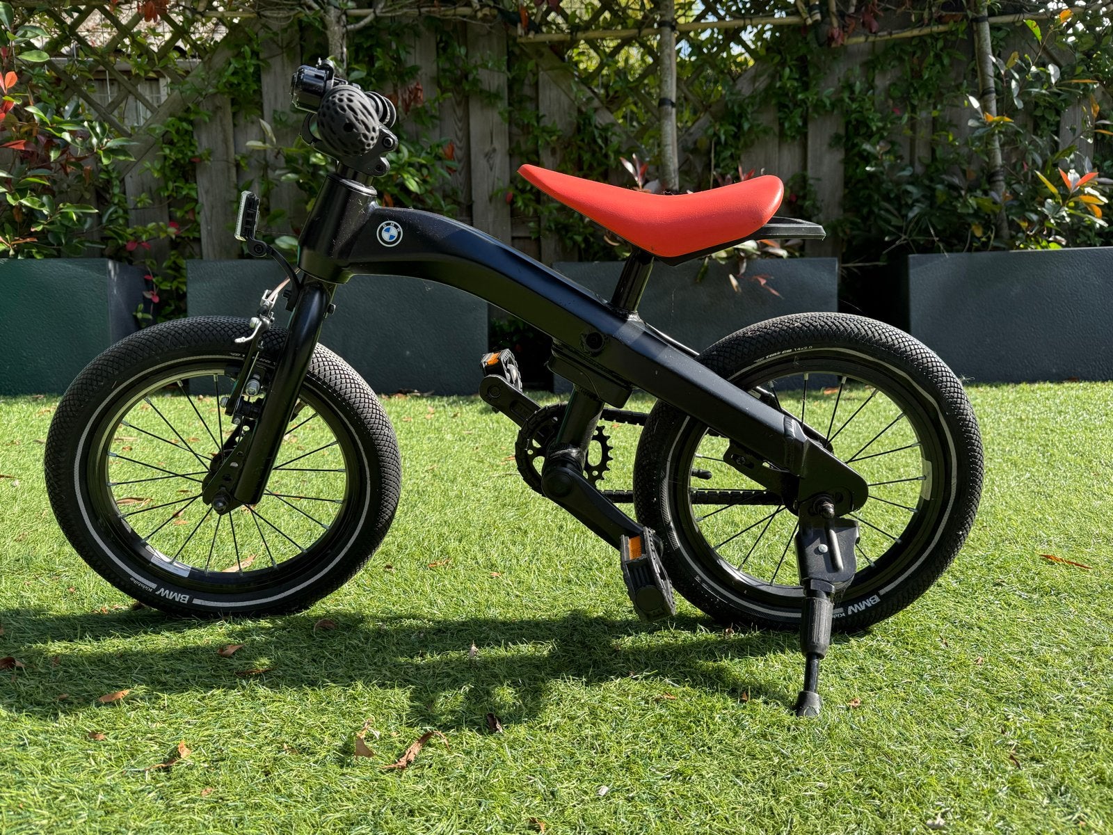 BMW Kinderfiets Zwart met Rood Zadel - Zo goed als nieuw, Fietsen en Brommers, Ophalen, Zo goed als nieuw, Velgrem, 16 tot 20 inch