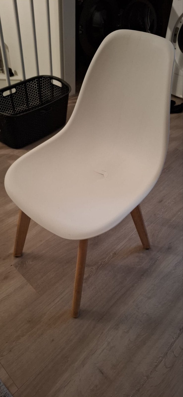 6 Witte kuipstoelen met houten poten - kleine beschadiging, Ophalen, Kunststof, Gebruikt, Wit