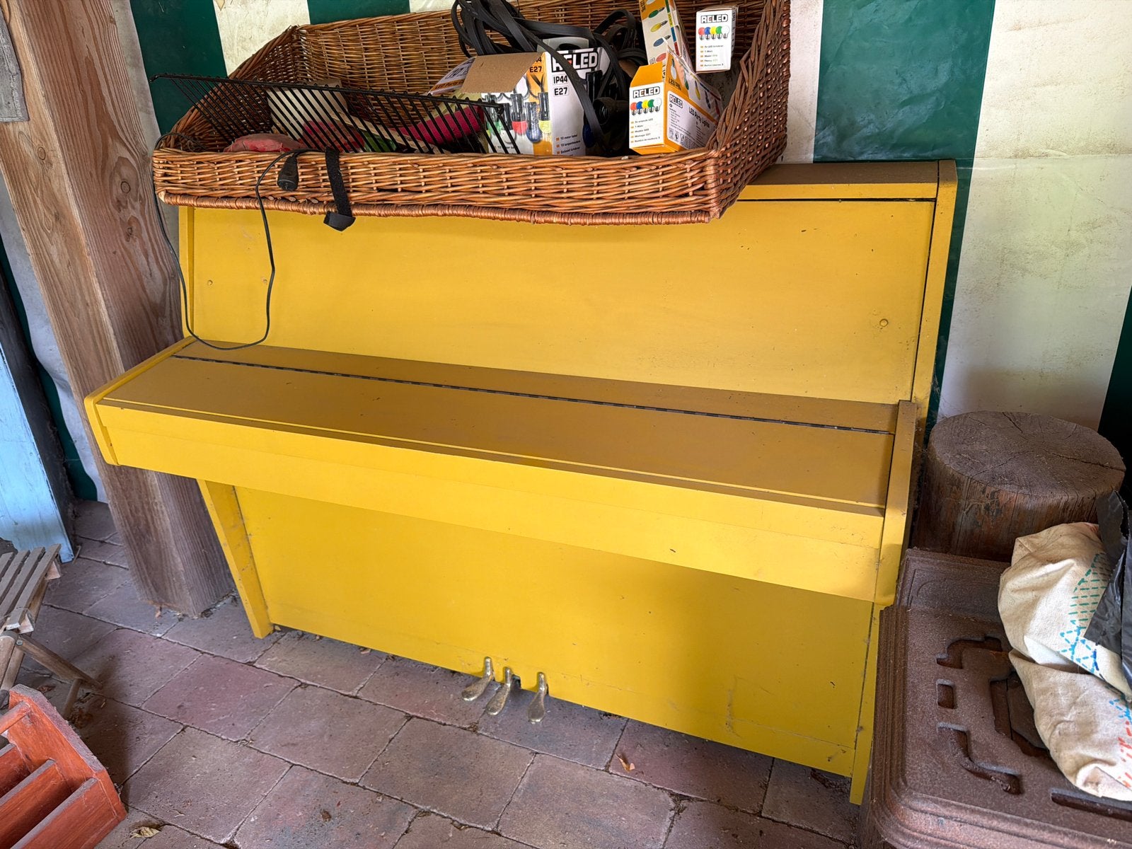 Zware piano, werkt en speelt goed - gratis, Ophalen of Verzenden, Gebruikt, Overige kleuren, Piano