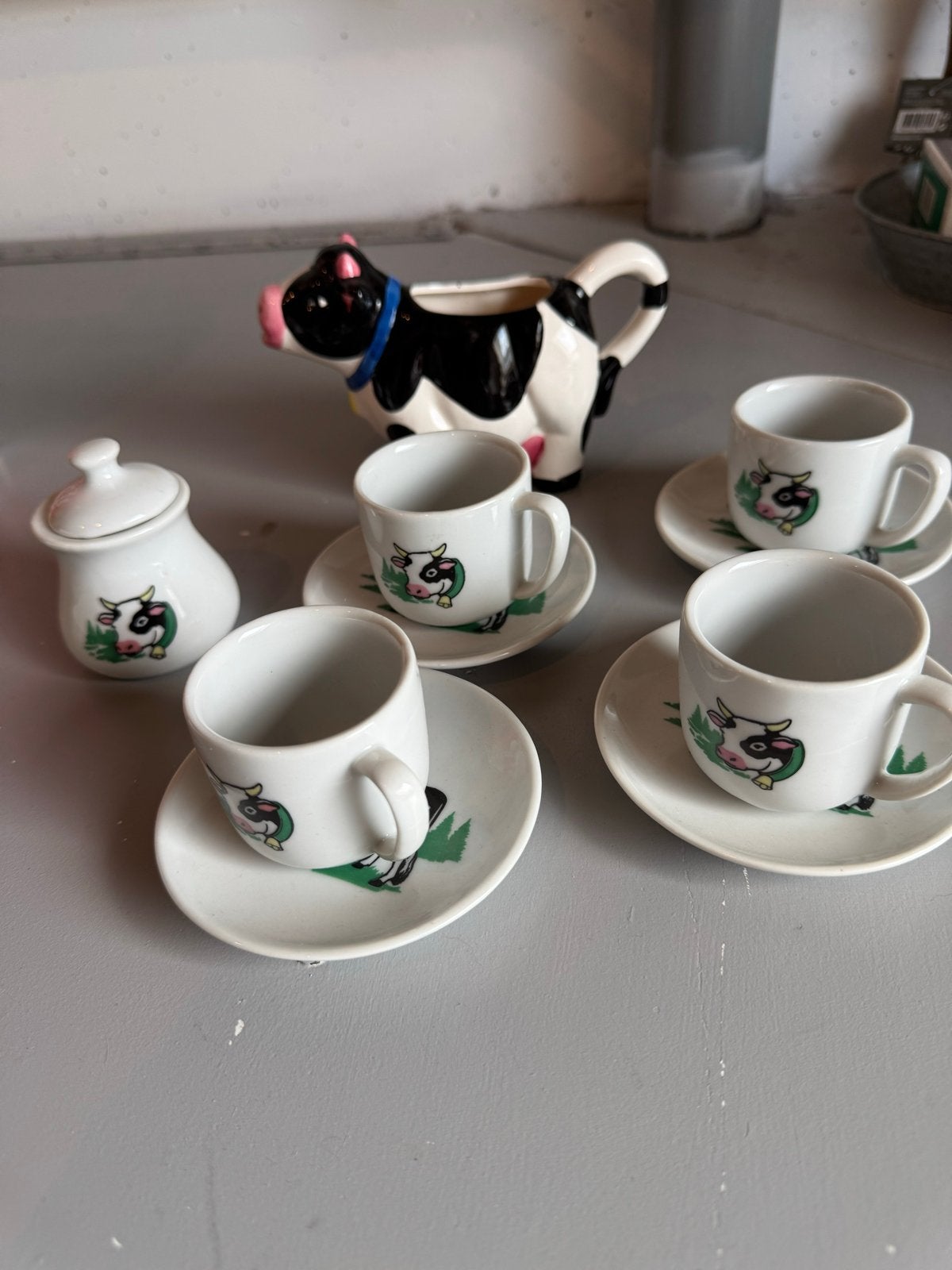Vintage kinderserviesje met koeienmotief in doos, Ophalen of Verzenden, Zo goed als nieuw, Jongen of Meisje