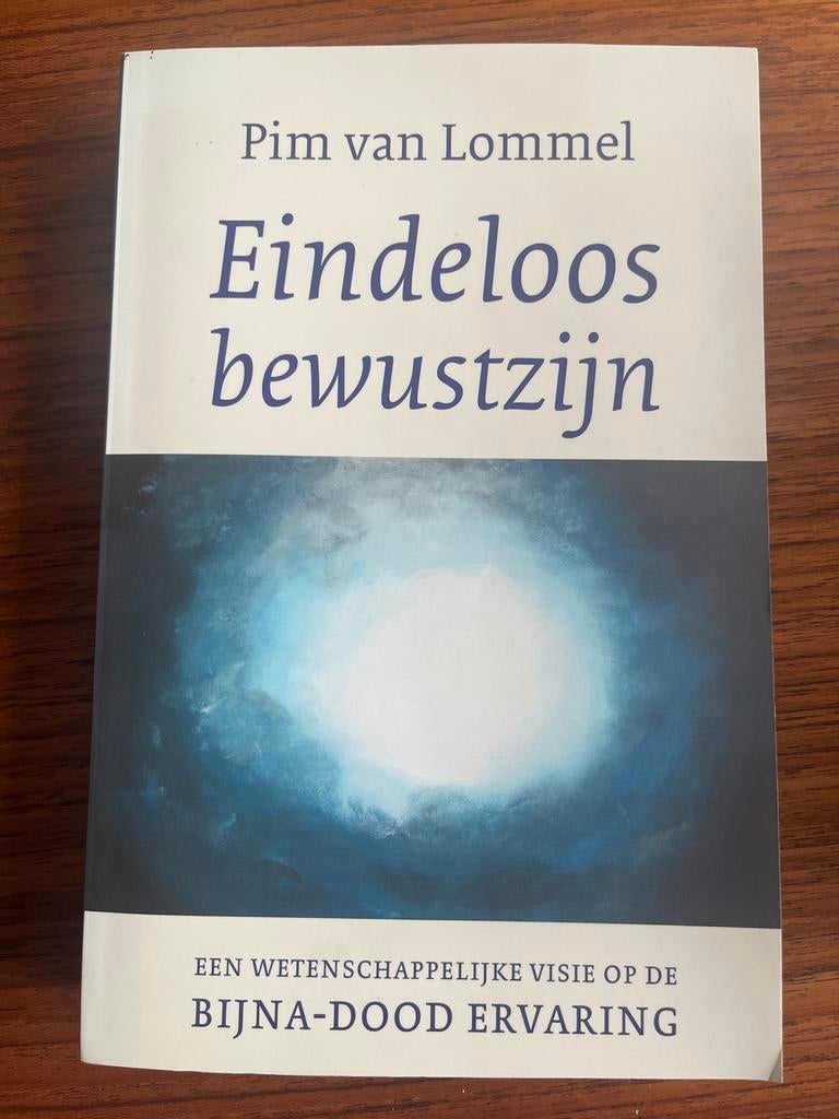Eindeloos bewustzijn - Pim van Lommel (Bijna-dood ervaring), Boeken, Ophalen of Verzenden, Gelezen, Ziel of Sterfelijkheid, Achtergrond en Informatie