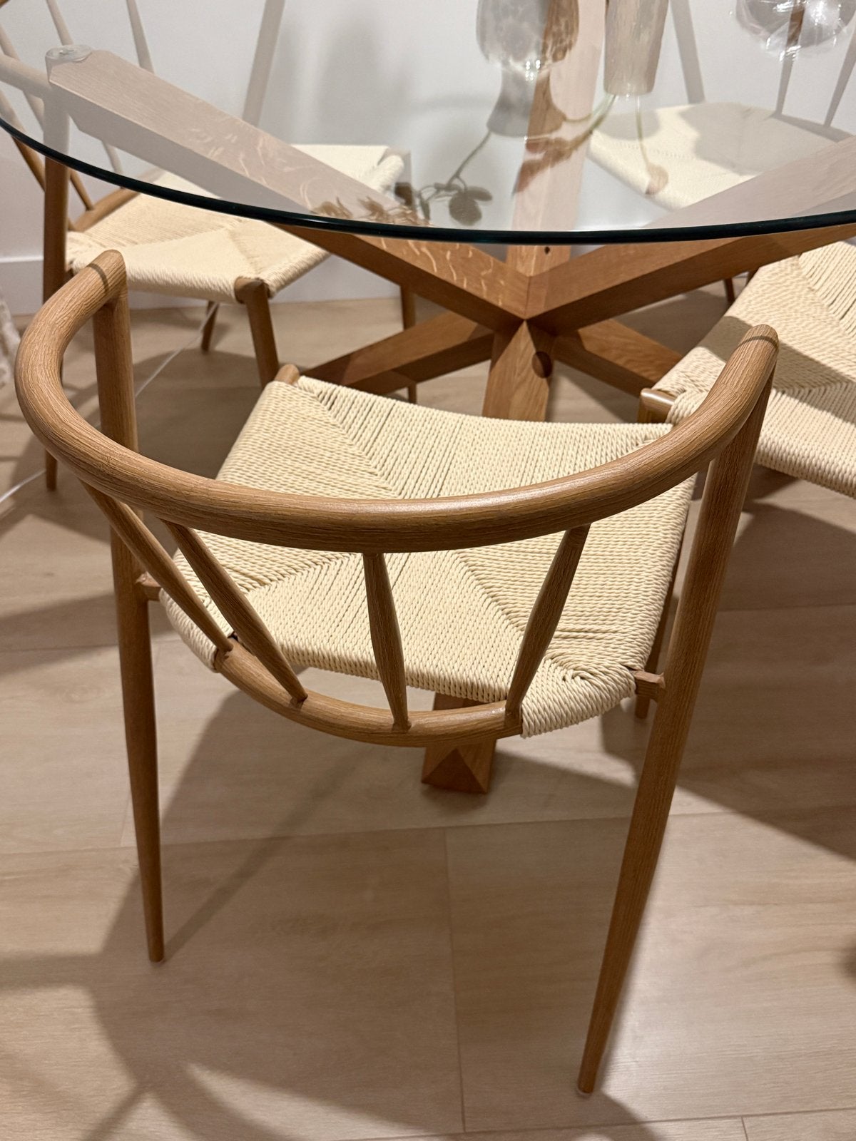 Glazen eettafel met 4 houten eetkamerstoelen, Ophalen, Gebruikt, 100 tot 150 cm, Rond