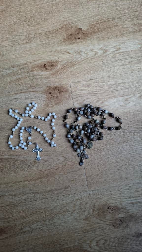 Twee rozenkransen, wit en bruin, Ophalen of Verzenden