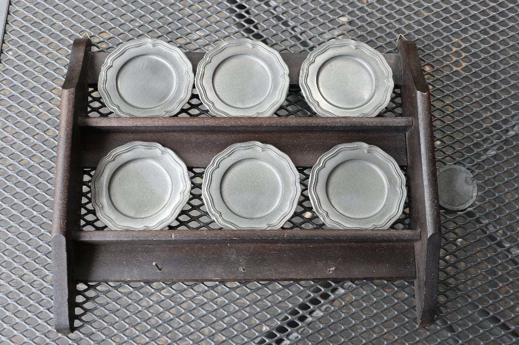 tinnen bordjes 6x op een houten rekje engelen engeltjes tin, Ophalen of Verzenden