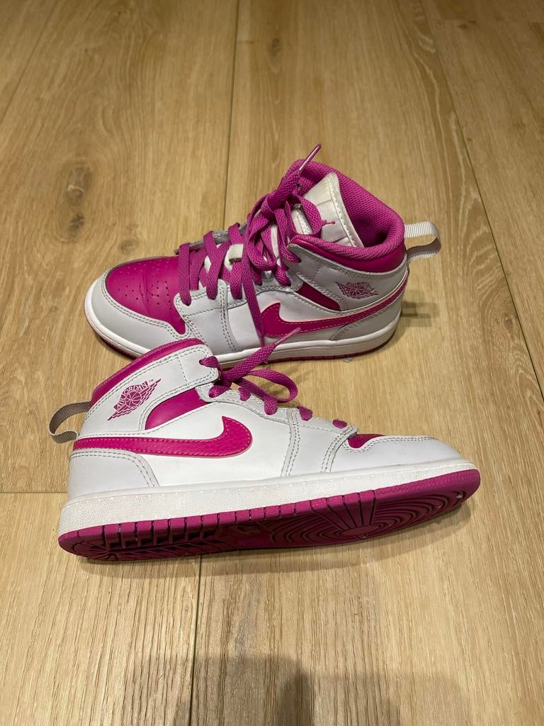 Nike Air Jordan 1 Mid fire pink wit maat 33EUR, Gebruikt, Meisje, Sportschoenen, Ophalen of Verzenden