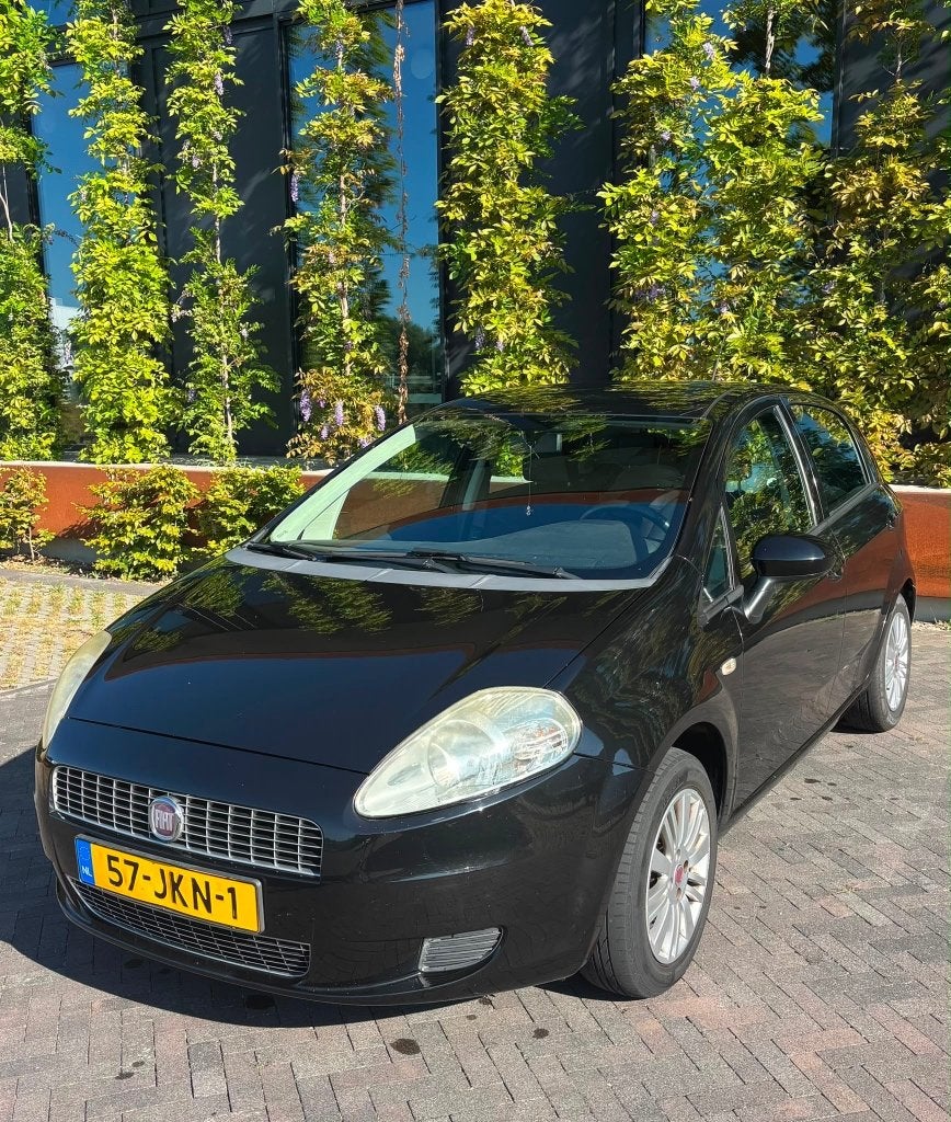 Fiat Punto 1.4 5DR Grande AUT 2009 Zwart, Auto's, Stof, 40 €/maand, 4 cilinders, 400 kg