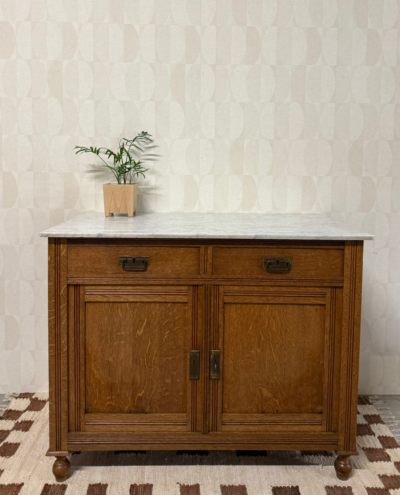 Antiek dressoir commode marmer blad vintage messing eiken, Huis en Inrichting, Vintage, 50 tot 100 cm, Zo goed als nieuw, Antiek marmer