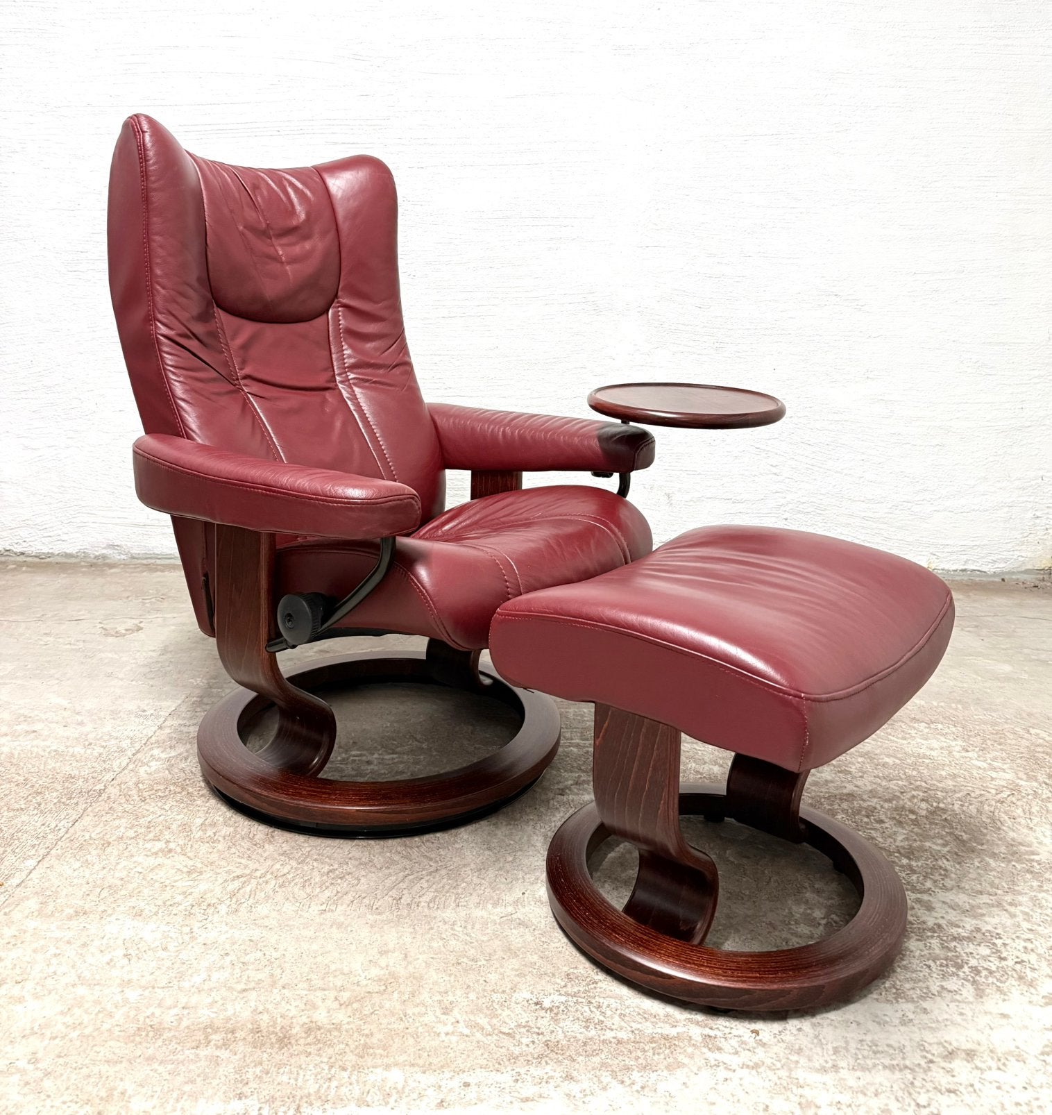 Stressless Wing + voetenbank | Bordeaux leder | Mooi&Comfort, Ophalen, Zo goed als nieuw, 75 tot 100 cm, 50 tot 75 cm