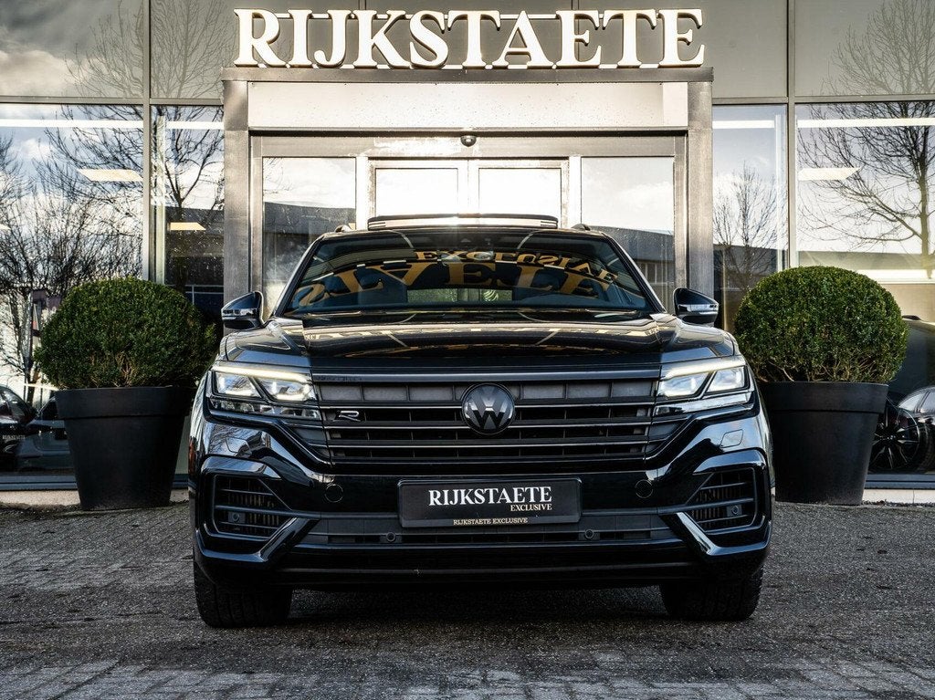 Volkswagen Touareg R 3.0TSi 4MOTION|PANO|DYNAUDIO|HYBRID|21', Auto's, Automaat, Gebruikt, 2995 cc, Zwart