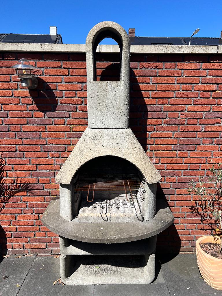 Gratis af te halen: betonnen barbecue, Ophalen, Gebruikt, Onbekend