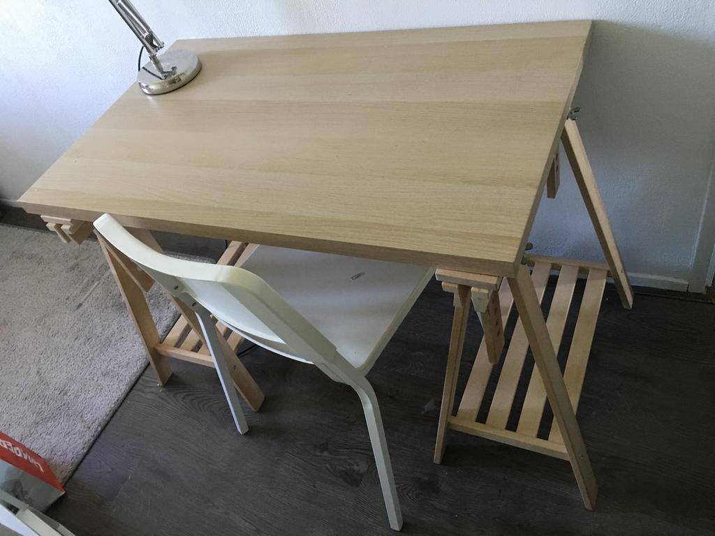 Ikea adjustable table with lamp, Ophalen, Zo goed als nieuw