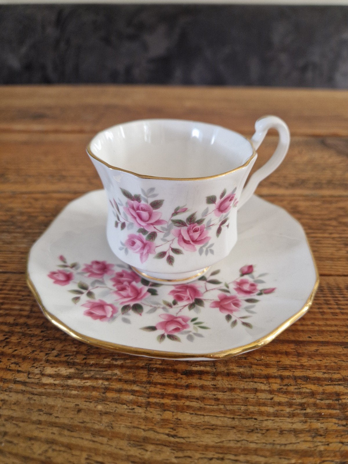 Royal Albert kop en schotel Roze Rozen, Ophalen of Verzenden, Zo goed als nieuw, Porselein, Kop en/of schotel
