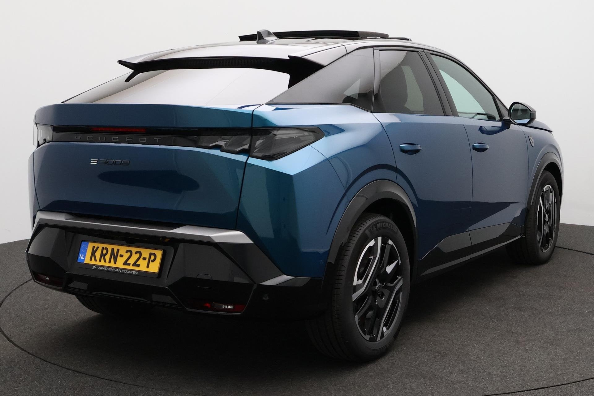 Peugeot e-3008 GT 73 kWh Panoramadak / 2+6 jaar garantie, 12 maanden, 1250 kg, 213 pk, Blauw