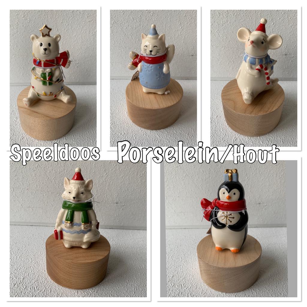 Speeldoos:   porseleinen beeldje op Houten blok., Diversen, Kerst, Nieuw, Ophalen of Verzenden