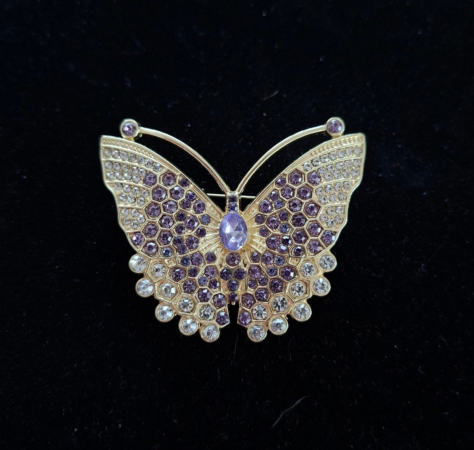 Gouden vlinderbroche met paarse en witte strass steentjes, Overige materialen, 4 tot 7 cm, Nieuw, Ophalen of Verzenden