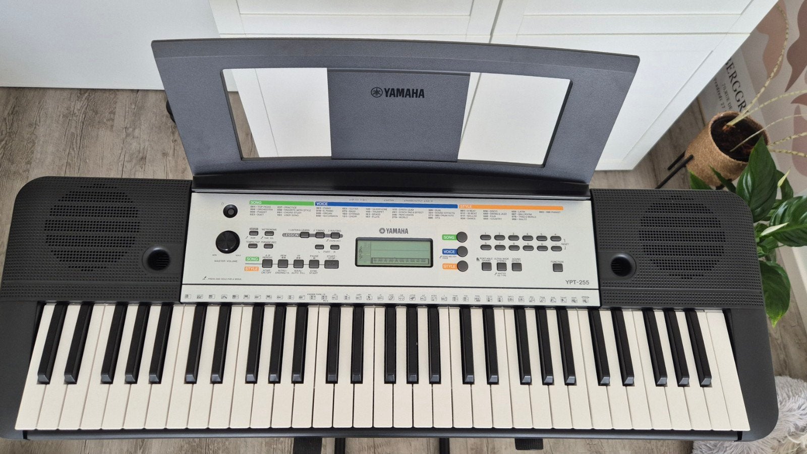 Yamaha YPT-255 keyboard met standaard, pedaal en notenwijzer, Ophalen, 61 toetsen, Yamaha, Zo goed als nieuw