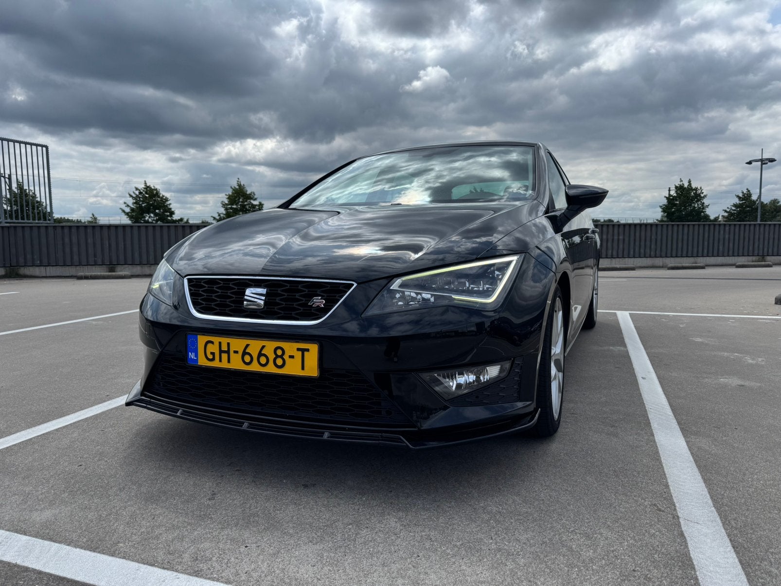 Seat Leon 1.4 FR DEALER OH, Auto's, Automatische klimaatregeling, Zwart, 4 cilinders, Leon