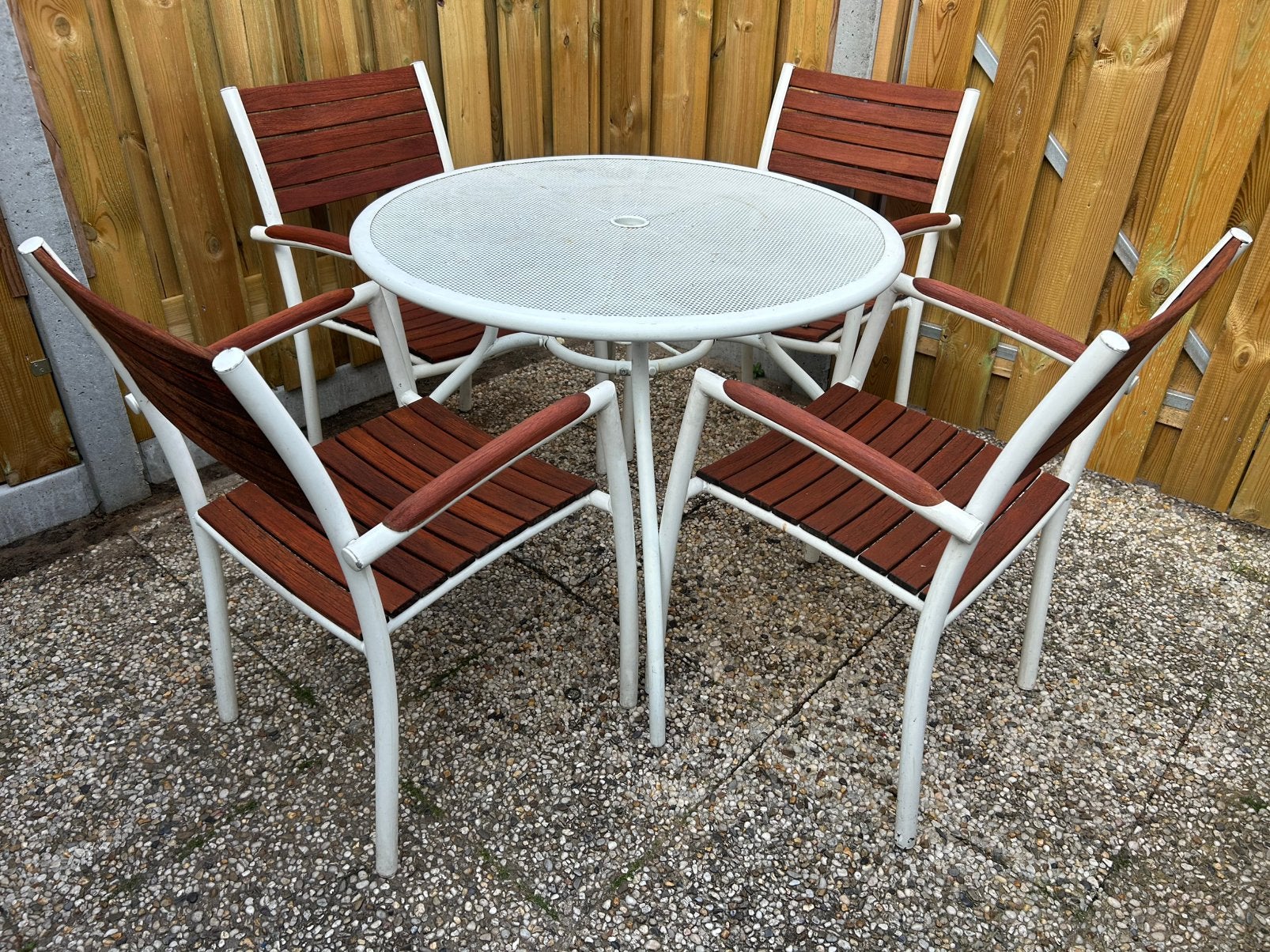 Knusse Tuinset Balkonset wit metaal en hout., Ophalen, 4 zitplaatsen, Gebruikt, Tuinset