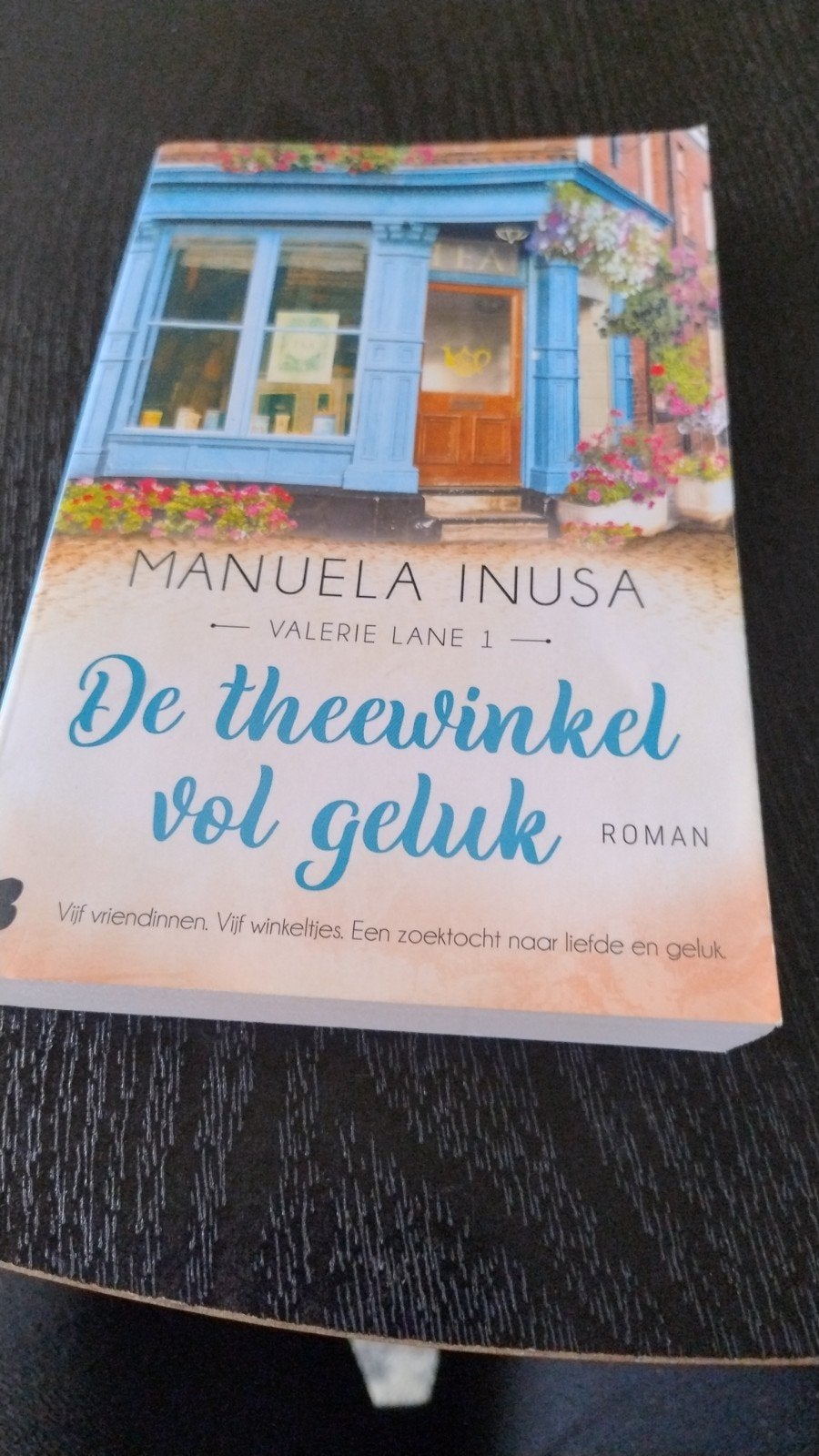 De Theewinkel Vol Geluk - Manuela Inusa (Roman), Boeken, Ophalen of Verzenden, Zo goed als nieuw, Manuela Inusa, Europa overig