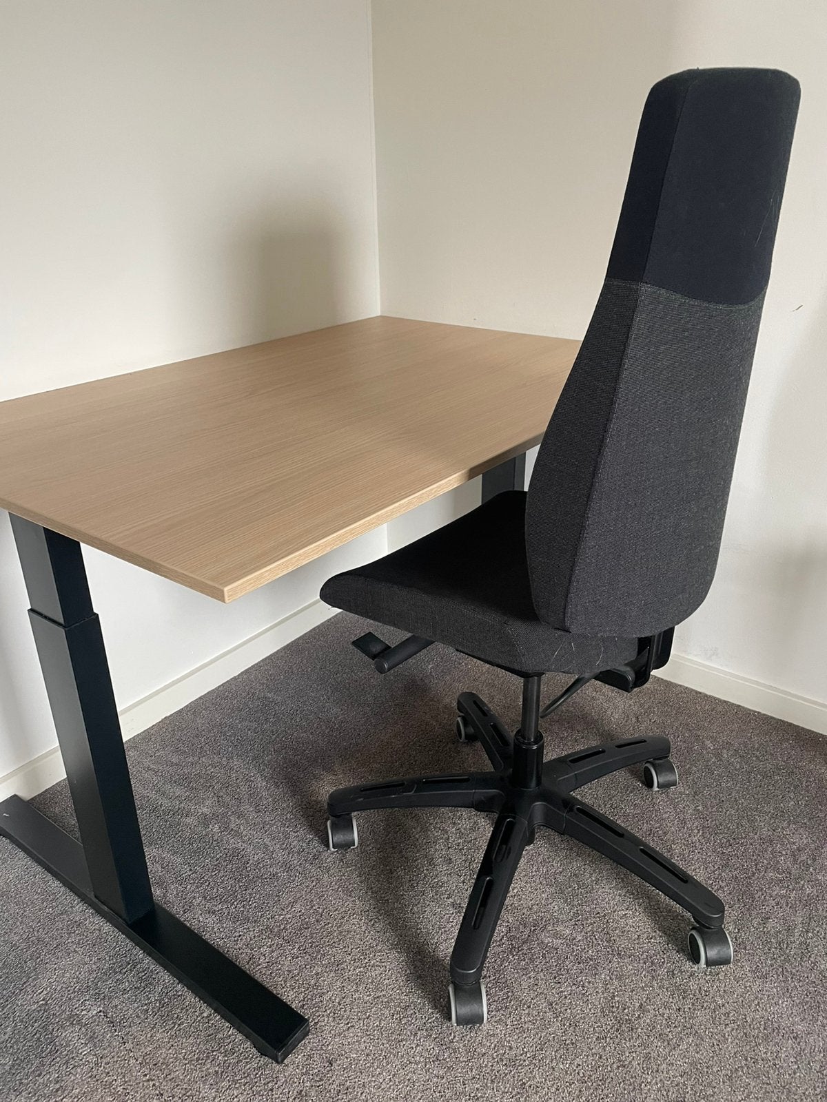 In hoogte verstelbaar bureau te koop, Huis en Inrichting, Bureaus, Ophalen, In hoogte verstelbaar, Zo goed als nieuw