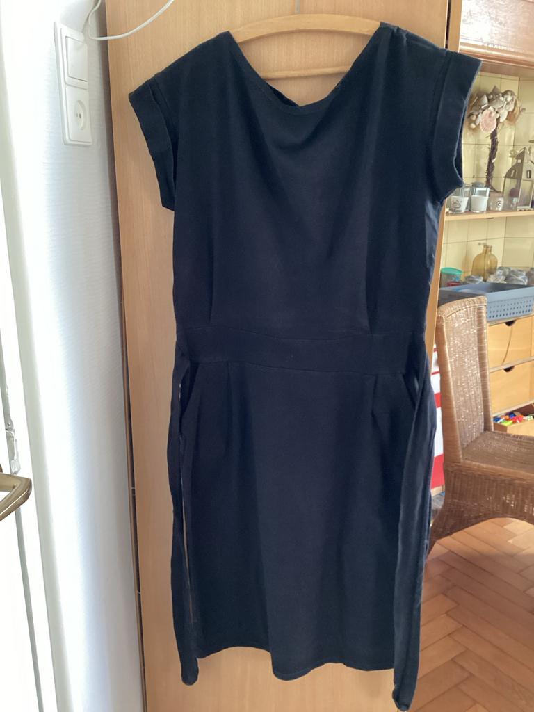 Zwart jurkje met strikceintuur - We Are The Wild Ones, Kleding | Dames, Jurken, Maat 38/40 (M), Zwart, Ophalen of Verzenden, Knielengte