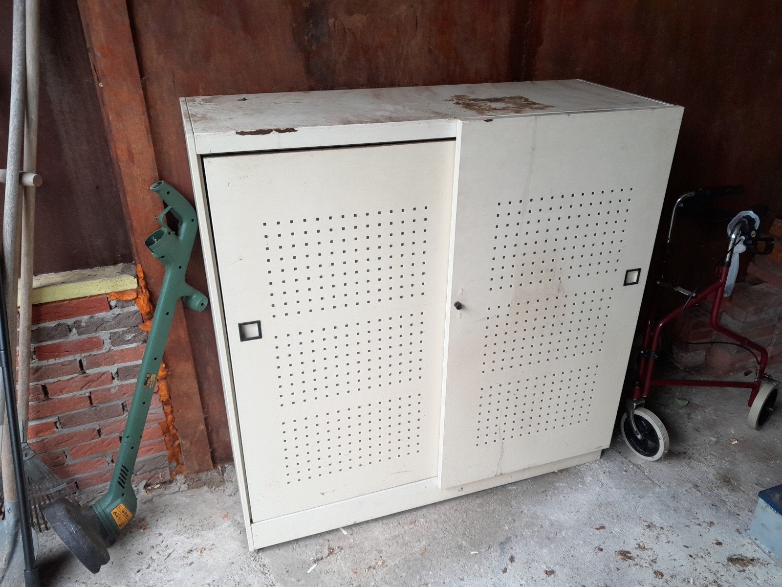 Metalen kast met schuifdeuren en planken, Ophalen of Verzenden, Gebruikt