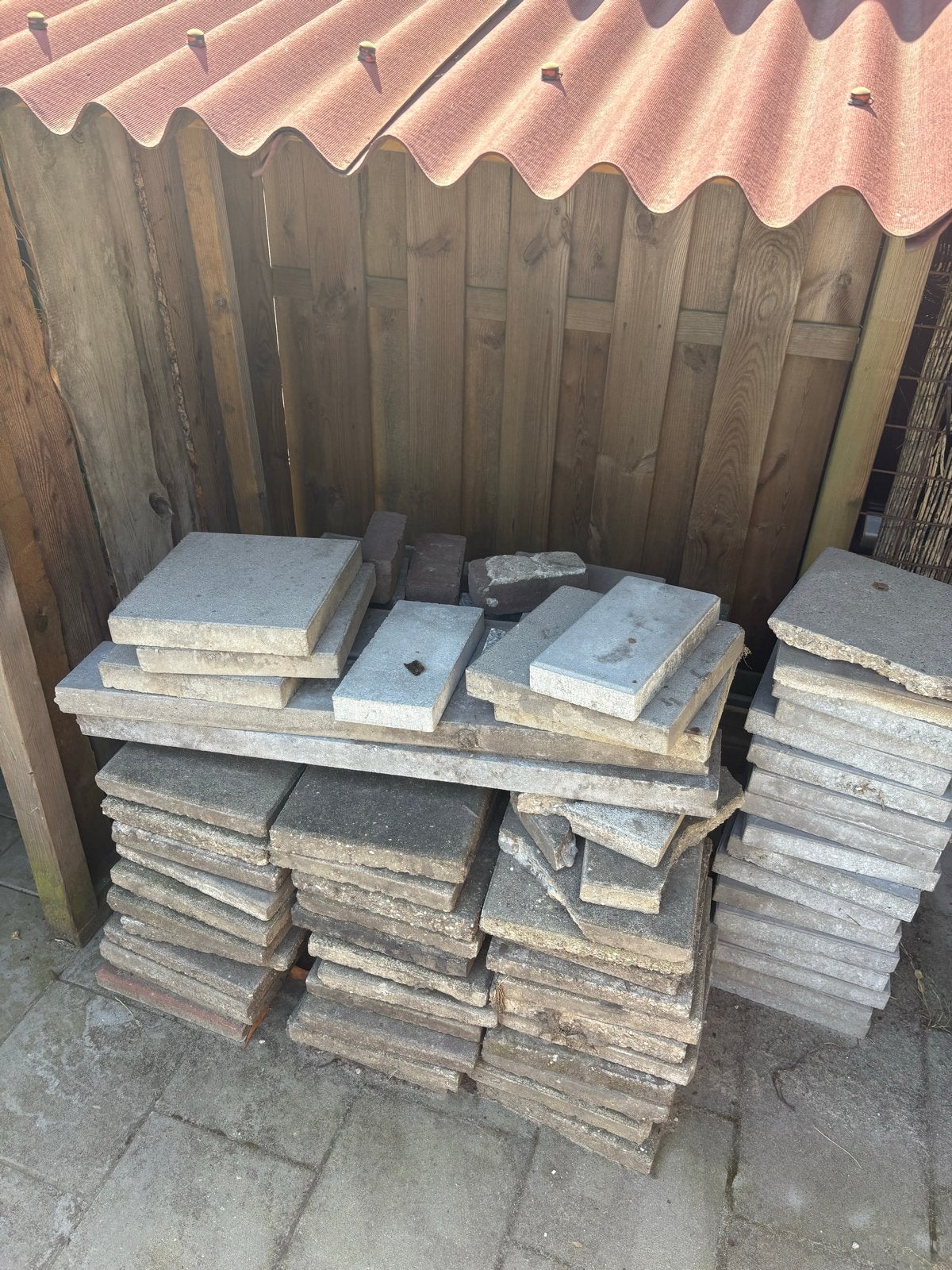 Gratis: partij terrastegels en klinkers (diverse maten), Ophalen, Gebruikt, Klinkers, 10 m² of meer