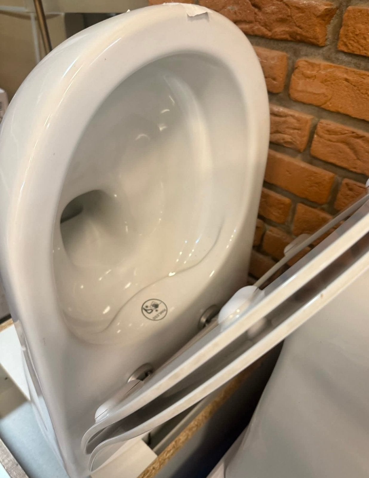 Titel: Nieuwe hangtoilet met softclose toiletbril – wit, Doe-het-zelf en Verbouw, Sanitair, Ophalen of Verzenden, Nieuw, Toilet