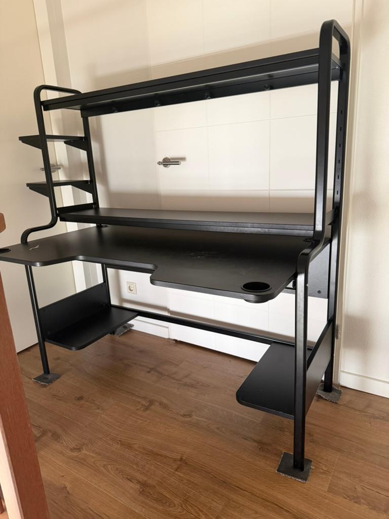 Fredde bureau Ikea, Huis en Inrichting, Bureaus, Ophalen, Zo goed als nieuw