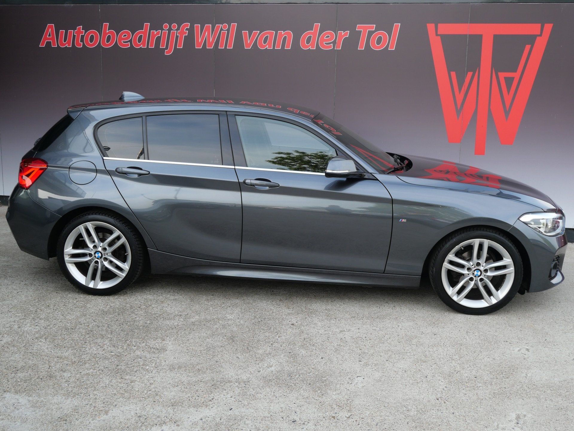 BMW 1-serie 118i M-SPORT | AUTOMAAT | BREED NAVI | LED | LEE, Auto's, Gebruikt, Bedrijf, 650 kg, 19 km/l