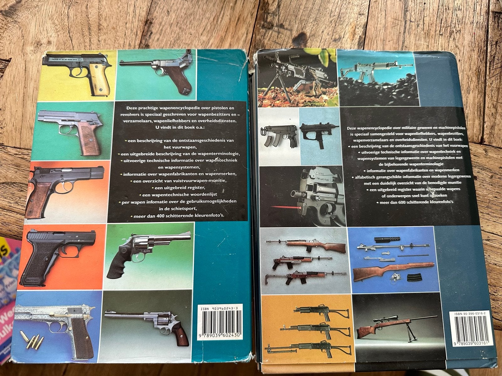 Wapenencyclopedie: Pistolen, Revolvers & Legergeweren, Ophalen of Verzenden, Zo goed als nieuw