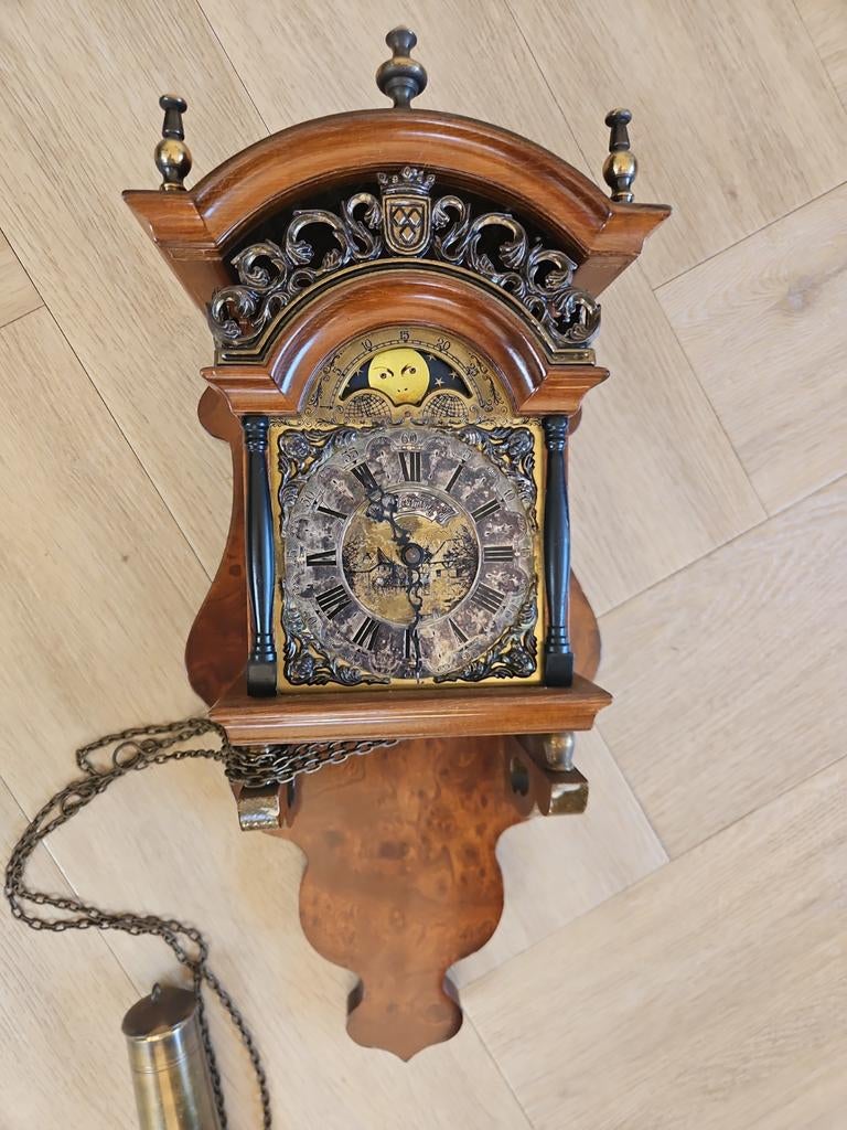 WUBA/Warmink Friese stoelklok met maanstand, mechanisch uur, Ophalen