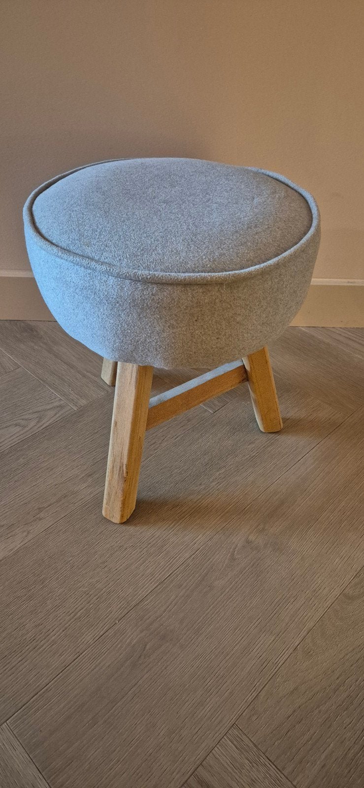 Grijs vilten krukje met houten poten, Ophalen of Verzenden, Zo goed als nieuw, Hout