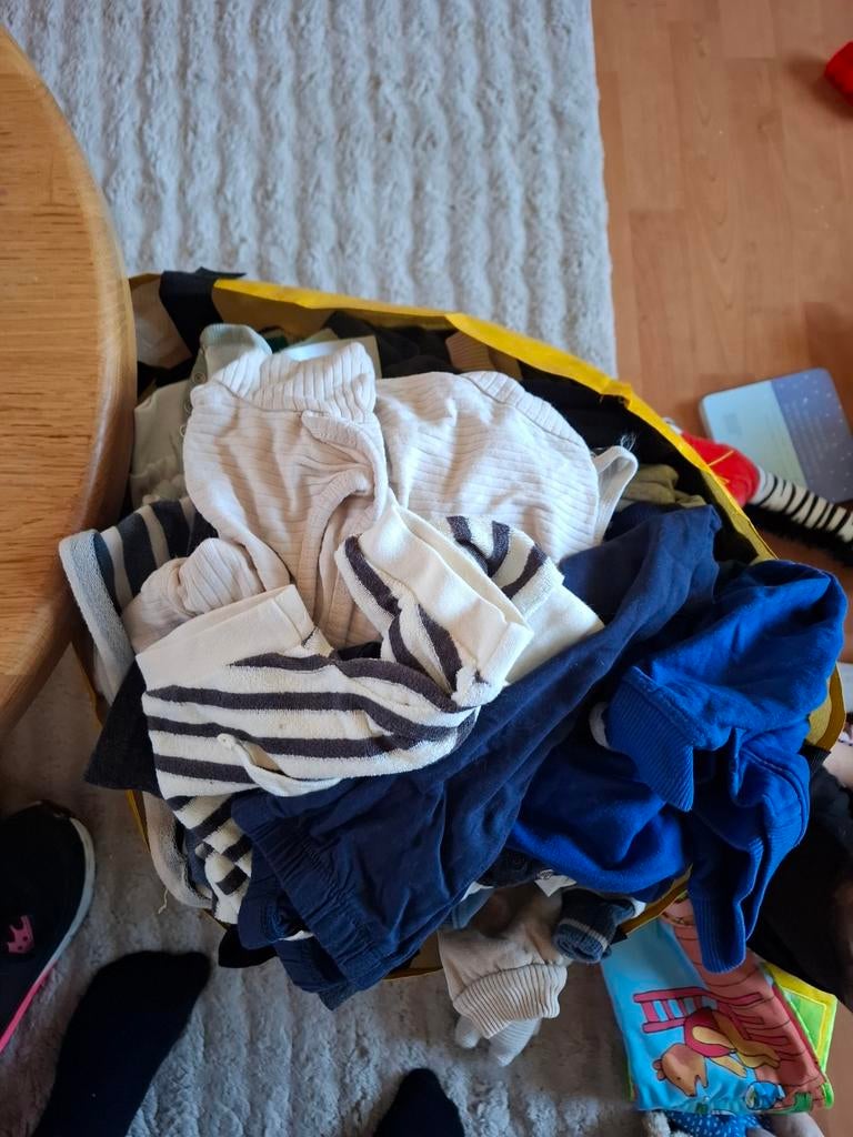 Gezocht: Meisjeskleding maat 80-92 (gratis), Ophalen, Gebruikt, Meisje, Setje