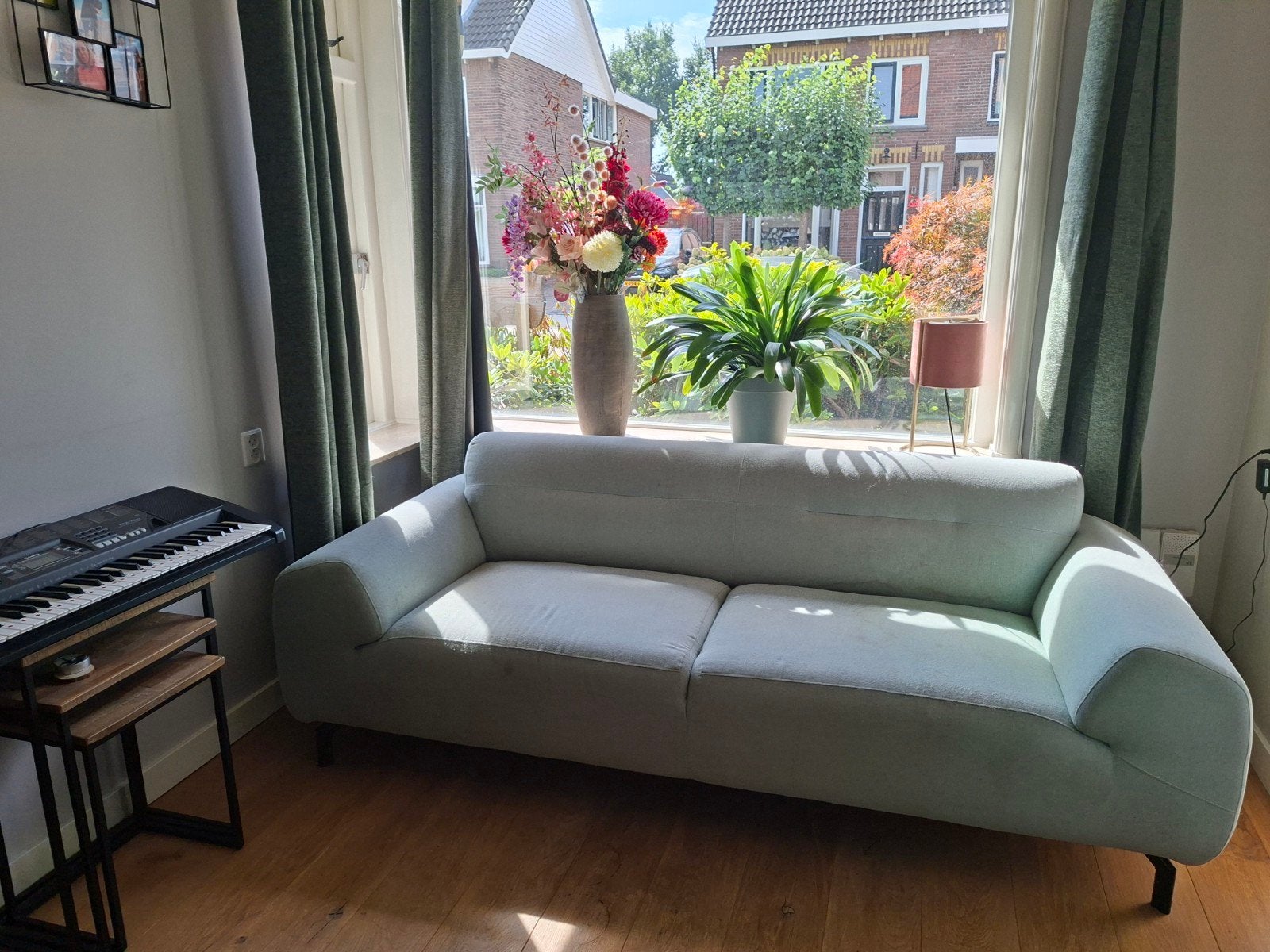 Comfortabele 2-zitsbank in lichtgroen/grijs, Ophalen, Tweepersoons, 75 tot 100 cm, Zo goed als nieuw