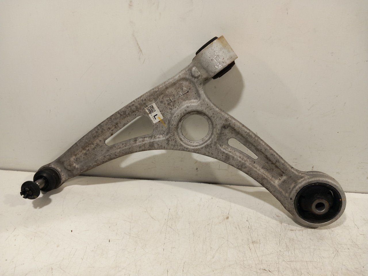 Draagarm links voor Hyundai Kona, Onderdelen@venauto.nl, Van der Ven Autorecycling B.V., Gebruikt, Ettenseweg 76, 4706 PB Roosendaal, The Netherlands