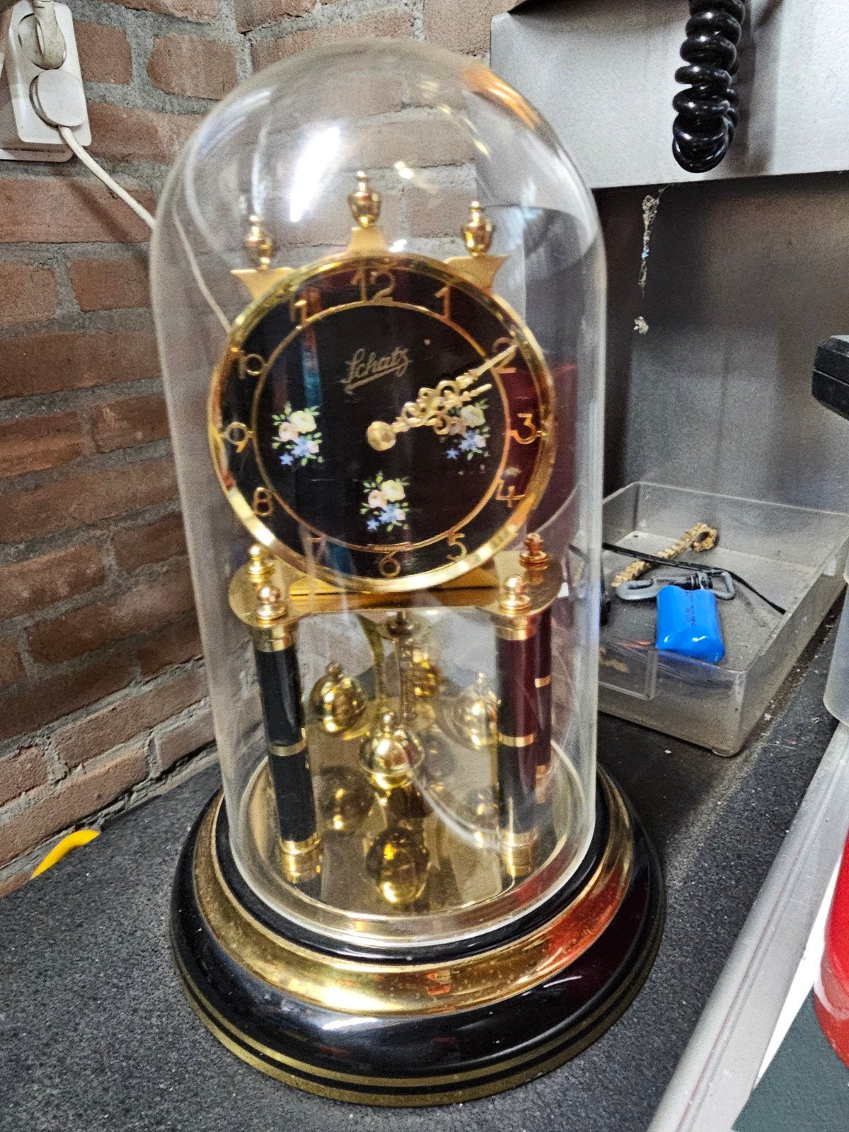 Schatz  klok onder stolp, Ophalen