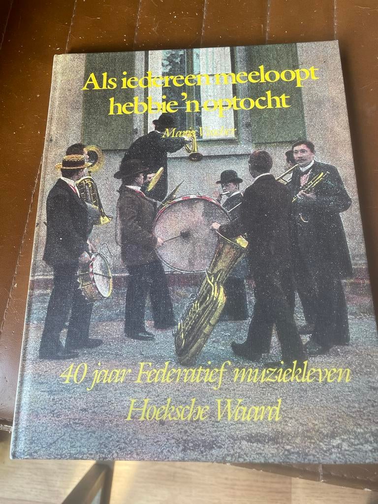 Als iedereen meeloopt heb je 'n optocht - Muziekleven Hoeksc, Boeken, Ophalen of Verzenden, Gelezen, Overige onderwerpen