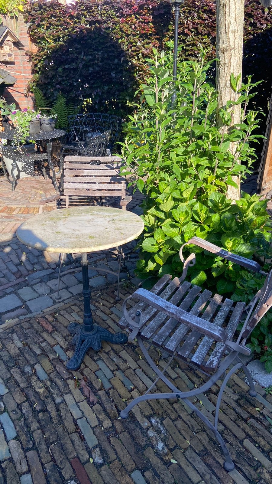 Bistro tuinsetje met tafeltje marmer en gietijzeren voet., Ophalen, Zo goed als nieuw, Overige materialen, 2 zitplaatsen
